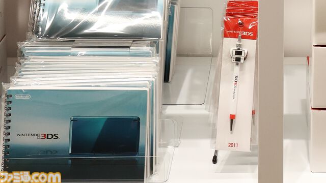 “ニンテンドーミュージアム”グッズまとめ。コントローラーの形をした巨大クッションや歴代ハードをモチーフにしたアイテムなど限定グッズが多数ラインアップ