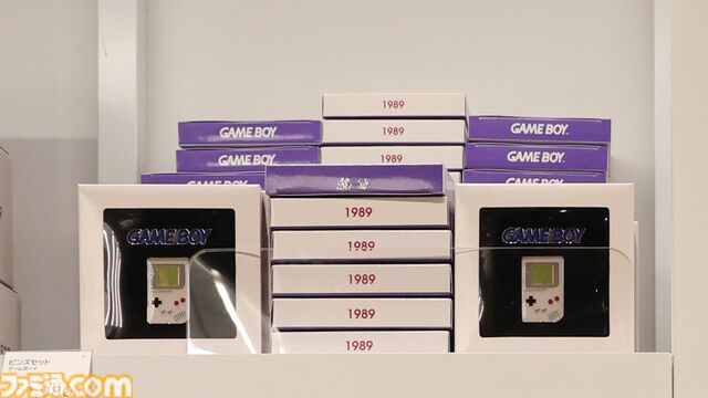 “ニンテンドーミュージアム”グッズまとめ。コントローラーの形をした巨大クッションや歴代ハードをモチーフにしたアイテムなど限定グッズが多数ラインアップ