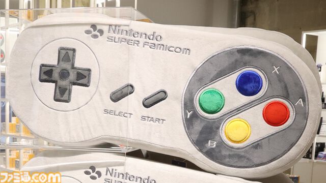 “ニンテンドーミュージアム”グッズまとめ。コントローラーの形をした巨大クッションや歴代ハードをモチーフにしたアイテムなど限定グッズが多数ラインアップ