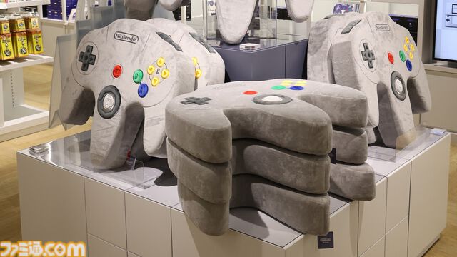 “ニンテンドーミュージアム”グッズまとめ。コントローラーの形をした巨大クッションや歴代ハードをモチーフにしたアイテムなど限定グッズが多数ラインアップ