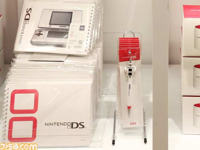 “ニンテンドーミュージアム”グッズまとめ。コントローラーの形をした巨大クッションや歴代ハードをモチーフにしたアイテムなど限定グッズが多数ラインアップ