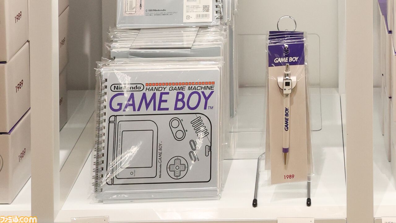 “ニンテンドーミュージアム”グッズまとめ。コントローラーの形をした巨大クッションや歴代ハードをモチーフにしたアイテムなど限定グッズが多数ラインアップ