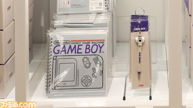 “ニンテンドーミュージアム”グッズまとめ。コントローラーの形をした巨大クッションや歴代ハードをモチーフにしたアイテムなど限定グッズが多数ラインアップ
