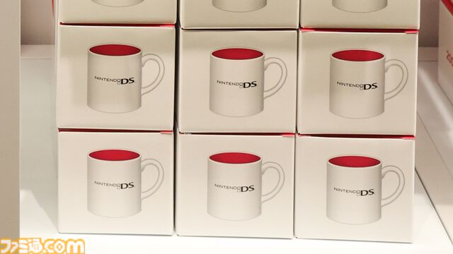 “ニンテンドーミュージアム”グッズまとめ。コントローラーの形をした巨大クッションや歴代ハードをモチーフにしたアイテムなど限定グッズが多数ラインアップ