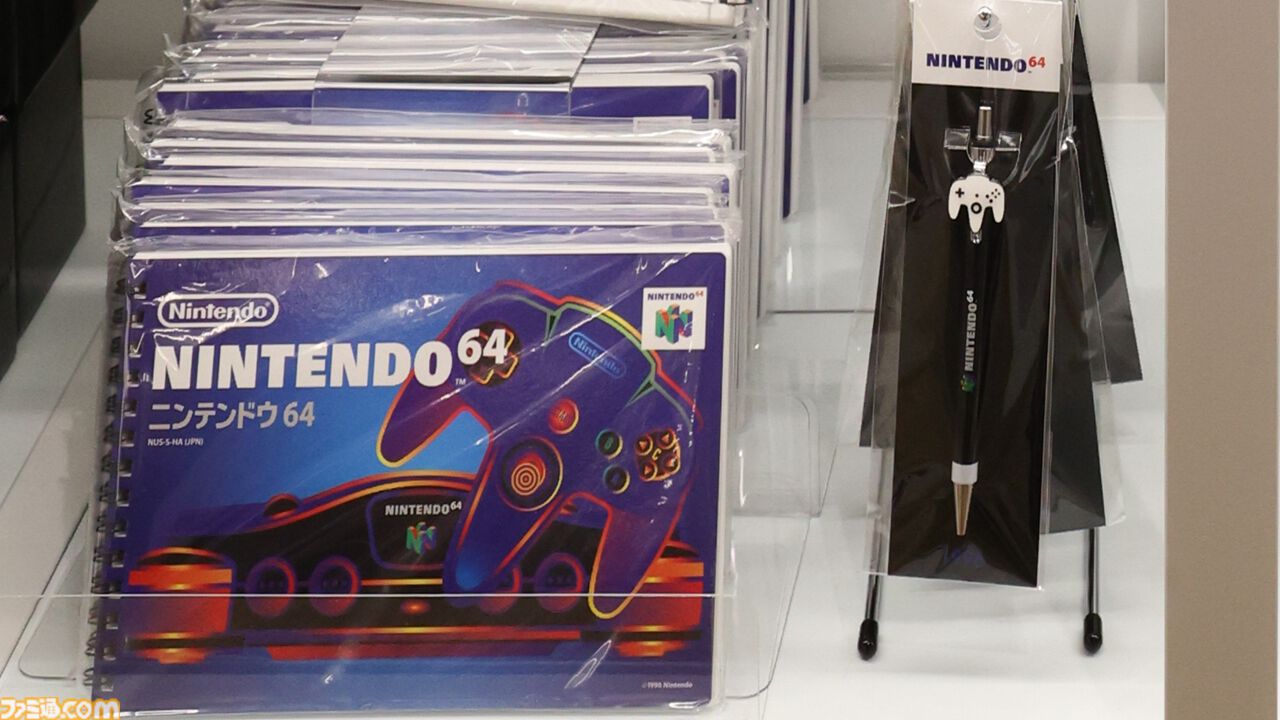 “ニンテンドーミュージアム”グッズまとめ。コントローラーの形をした巨大クッションや歴代ハードをモチーフにしたアイテムなど限定グッズが多数ラインアップ