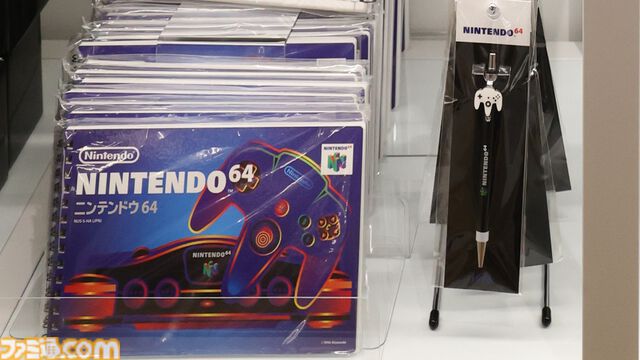 “ニンテンドーミュージアム”グッズまとめ。コントローラーの形をした巨大クッションや歴代ハードをモチーフにしたアイテムなど限定グッズが多数ラインアップ