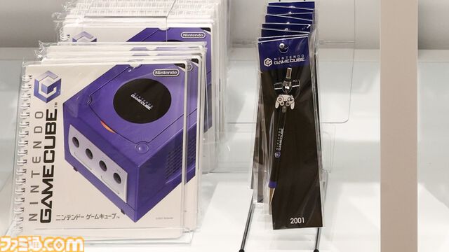 “ニンテンドーミュージアム”グッズまとめ。コントローラーの形をした巨大クッションや歴代ハードをモチーフにしたアイテムなど限定グッズが多数ラインアップ