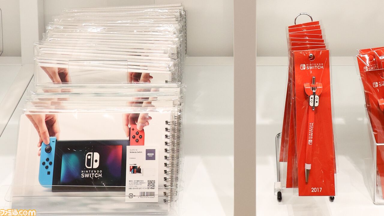 “ニンテンドーミュージアム”グッズまとめ。コントローラーの形をした巨大クッションや歴代ハードをモチーフにしたアイテムなど限定グッズが多数ラインアップ
