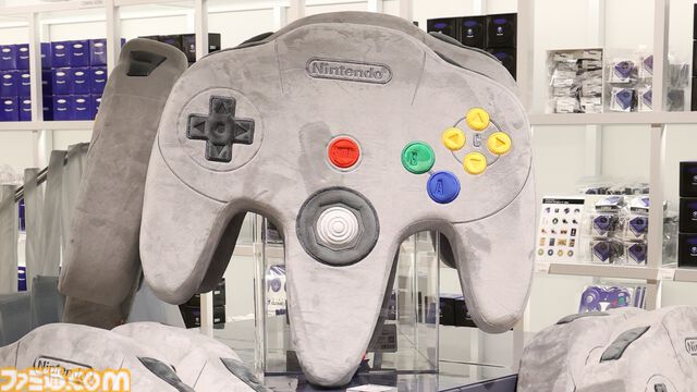 “ニンテンドーミュージアム”グッズまとめ。コントローラーの形をした巨大クッションや歴代ハードをモチーフにしたアイテムなど限定グッズが多数ラインアップ