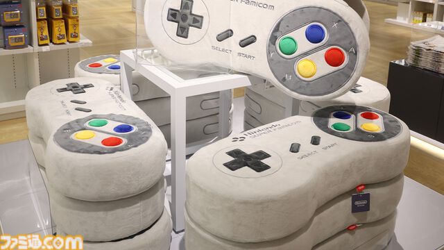 “ニンテンドーミュージアム”グッズまとめ。コントローラーの形をした巨大クッションや歴代ハードをモチーフにしたアイテムなど限定グッズが多数ラインアップ