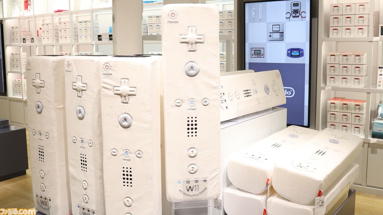 “ニンテンドーミュージアム”グッズまとめ。コントローラーの形をした巨大クッションや歴代ハードをモチーフにしたアイテムなど限定グッズが多数ラインアップ