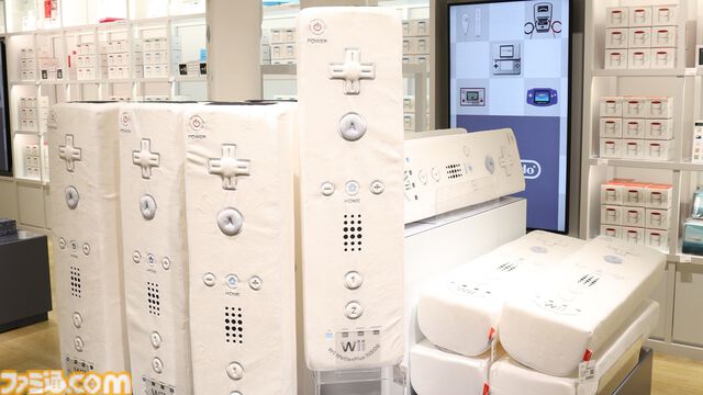 “ニンテンドーミュージアム”グッズまとめ。コントローラーの形をした巨大クッションや歴代ハードをモチーフにしたアイテムなど限定グッズが多数ラインアップ