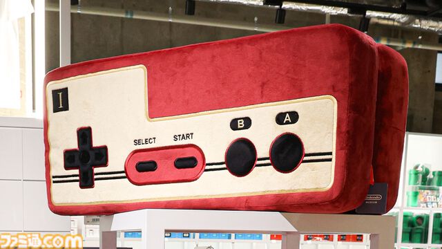 “ニンテンドーミュージアム”グッズまとめ。コントローラーの形をした巨大クッションや歴代ハードをモチーフにしたアイテムなど限定グッズが多数ラインアップ