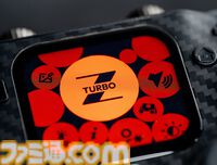 新型コントローラー“エヴォトップ”は高解像度タッチパネルモニターを搭載。十字ボタンと背面パドルにメタル、メインフレームにアラミド繊維、グリップに合皮を使用した高級品