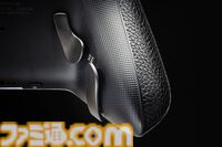 新型コントローラー“エヴォトップ”は高解像度タッチパネルモニターを搭載。十字ボタンと背面パドルにメタル、メインフレームにアラミド繊維、グリップに合皮を使用した高級品