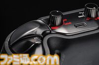 新型コントローラー“エヴォトップ”は高解像度タッチパネルモニターを搭載。十字ボタンと背面パドルにメタル、メインフレームにアラミド繊維、グリップに合皮を使用した高級品