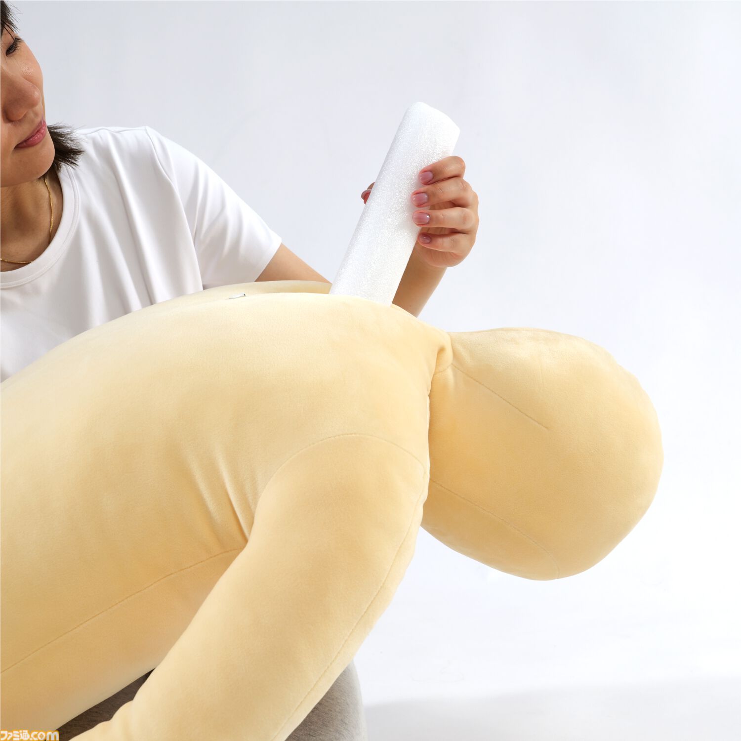 男性に人気！ 推し抱き枕”が10月に発売決定。等身大サイズで腕枕や膝枕が可能 枕