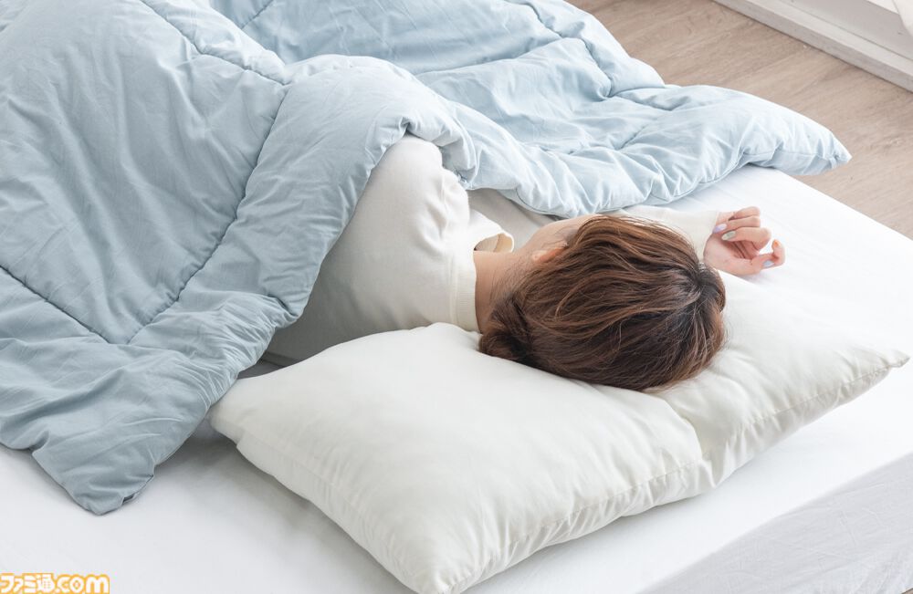 首元や腕、肩が冷えない！寝ながらスマホ操作ができる掛け布団『寝