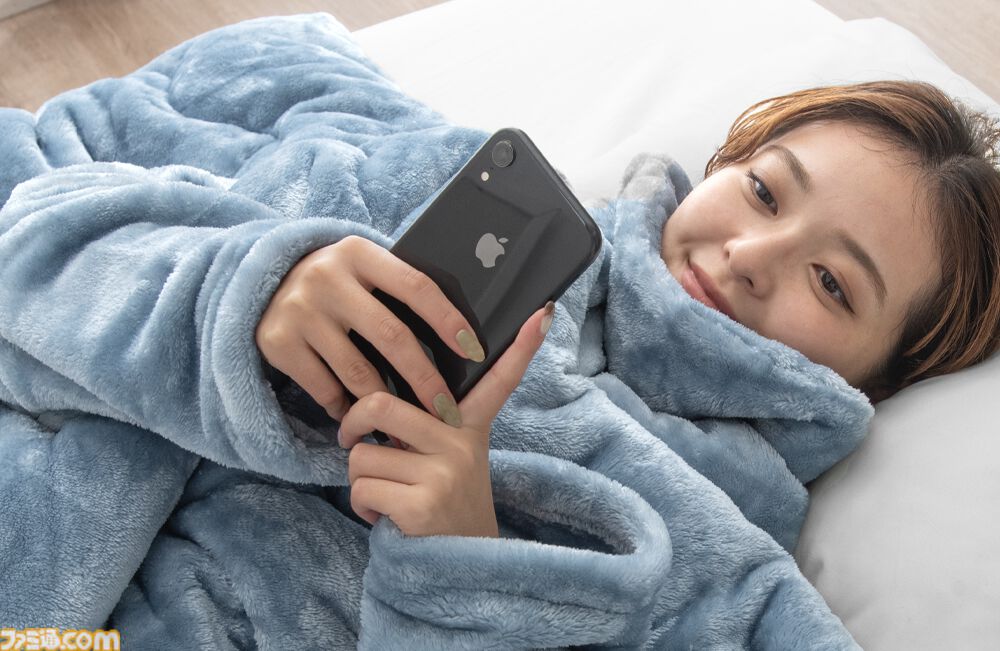 首元や腕、肩が冷えない！寝ながらスマホ操作ができる掛け布団『寝