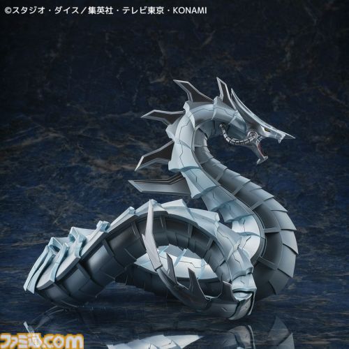『遊戯王』サイバー・ドラゴンがフィギュアとなって登場、約30cmのビックサイズ。メタリック塗装も相まって劇中さながらのかっこよさに