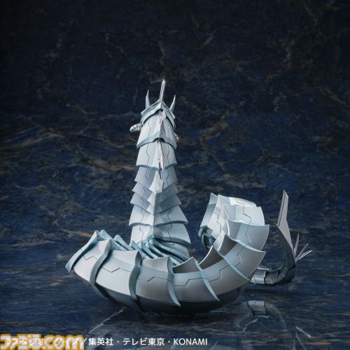 『遊戯王』サイバー・ドラゴンがフィギュアとなって登場、約30cmのビックサイズ。メタリック塗装も相まって劇中さながらのかっこよさに