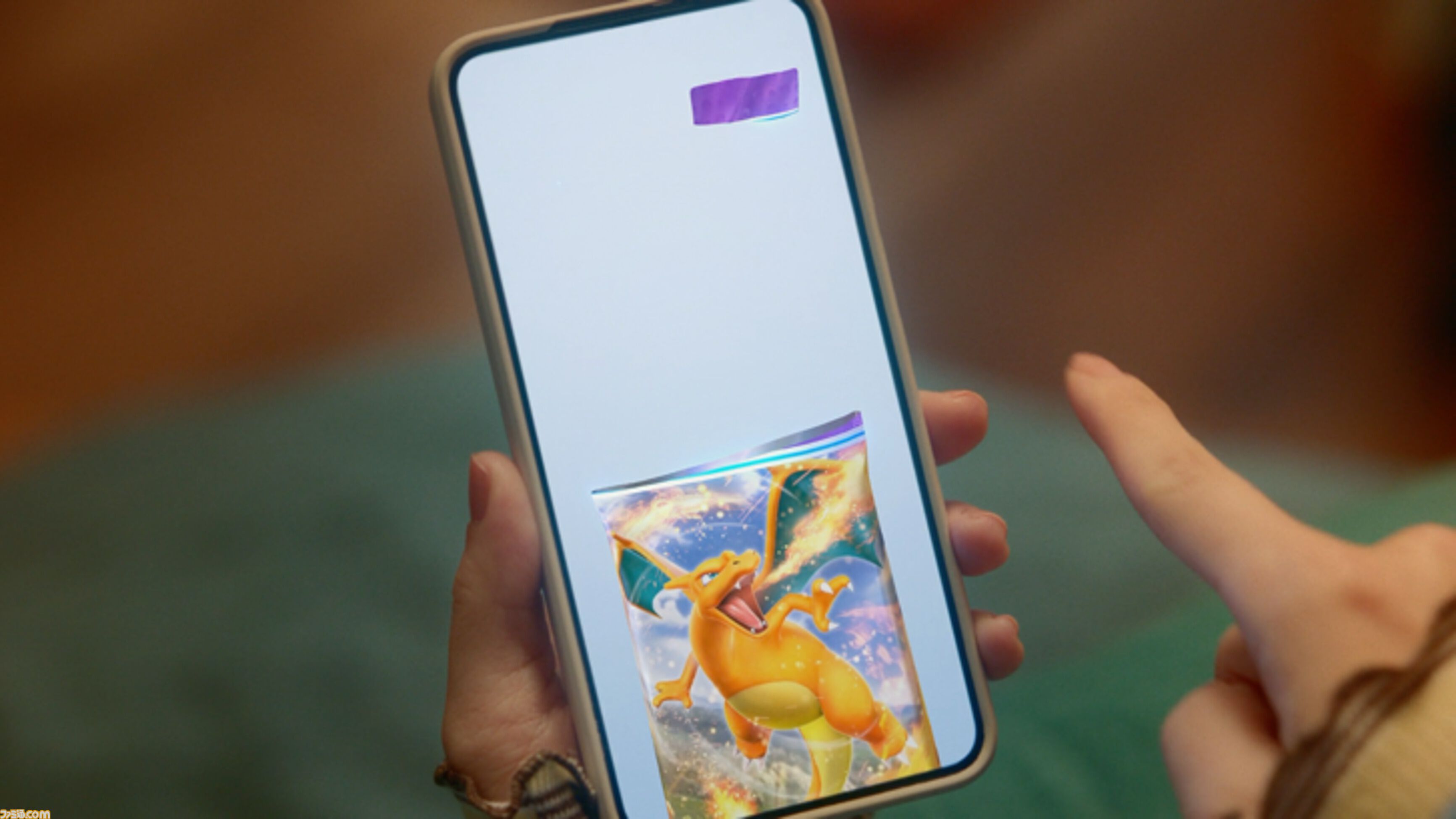 『ポケポケ』新TVCMが10月30日（水）の正式サービスに合わせて放映開始。伊藤沙莉さんが日常のあらゆる場面でパック開封。「ポケポケ～！」のセリフで喜びを爆発させるシーンも
