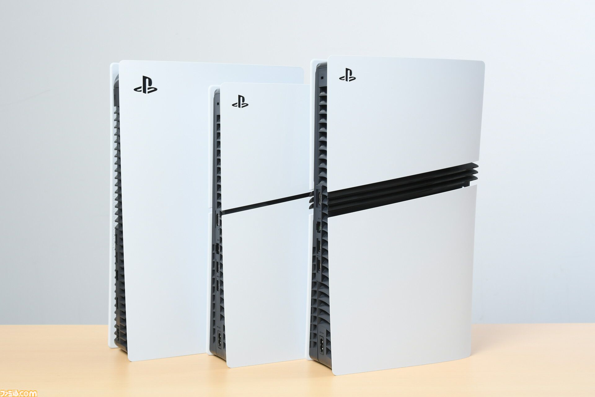 PS5 Pro実機が来たぞ！ 従来のPS5本体と比べてサイズ感やデザインはどう変わった？ 開封しながら見た目をチェック。ディスクドライブの取り付け・換装方法も紹介