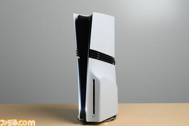 PS5 Pro実機が来たぞ！ 従来のPS5本体と比べてサイズ感やデザインはどう変わった？ 開封しながら見た目をチェック。ディスクドライブの取り付け・換装方法も紹介