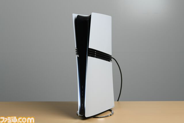 PS5 Pro実機が来たぞ！ 従来のPS5本体と比べてサイズ感やデザインはどう変わった？ 開封しながら見た目をチェック。ディスクドライブの取り付け・換装方法も紹介