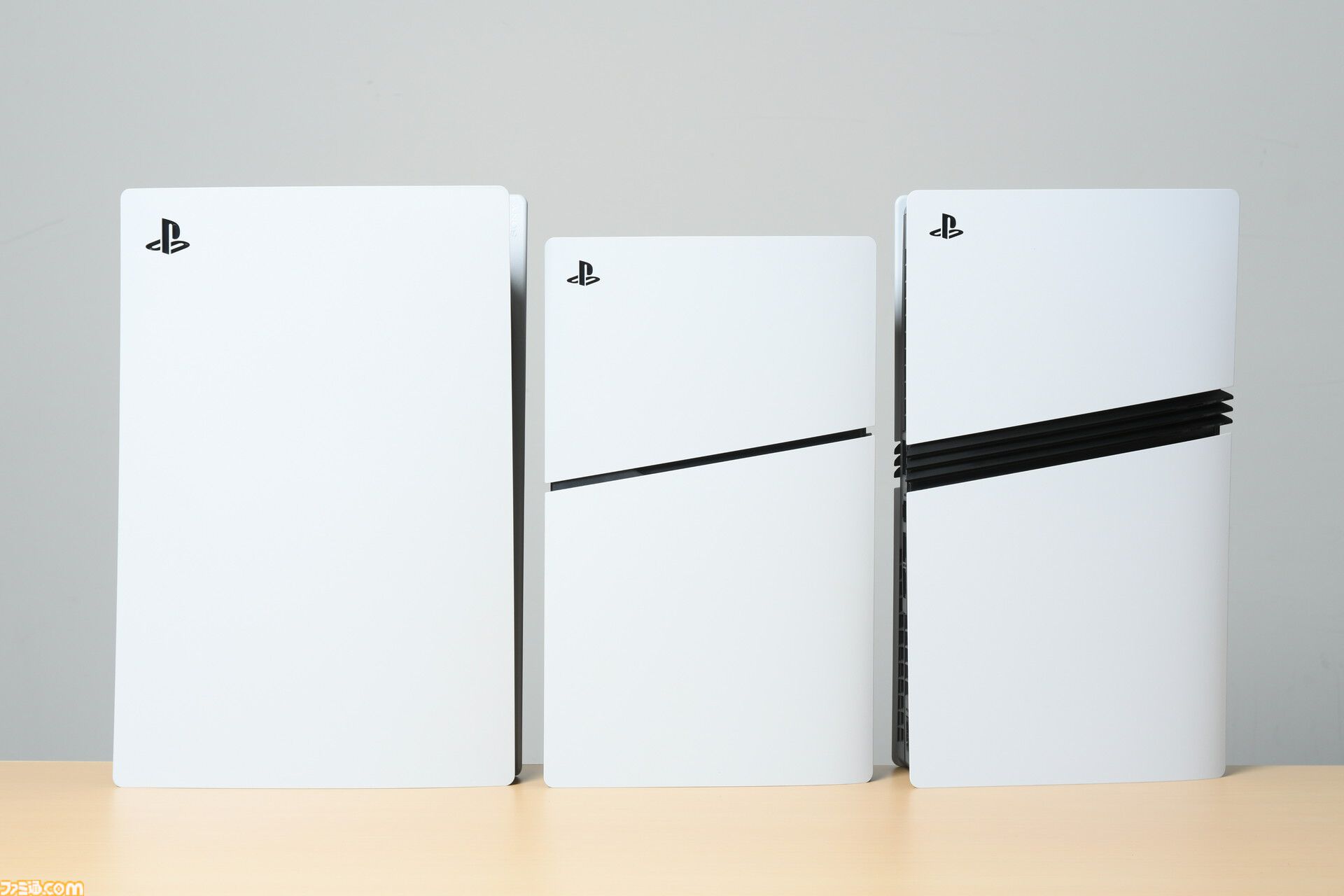 PS5 Pro実機が来たぞ！ 従来のPS5本体と比べてサイズ感やデザインは