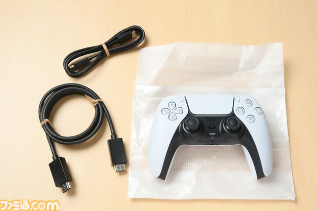 PS5 Pro実機が来たぞ！ 従来のPS5本体と比べてサイズ感やデザインはどう変わった？ 開封しながら見た目をチェック。ディスクドライブの取り付け・換装方法も紹介