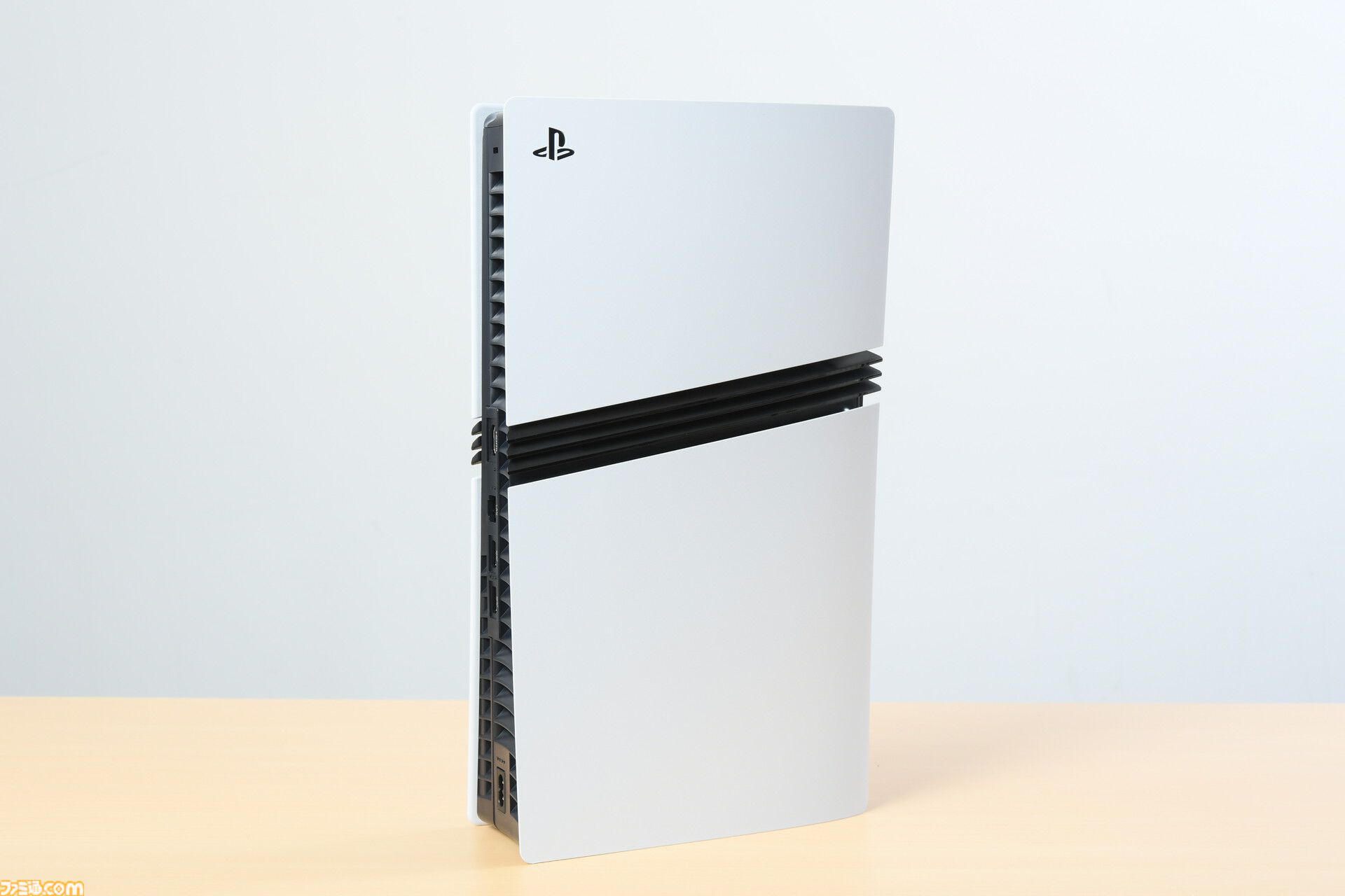 PS5 Pro実機が来たぞ！ 従来のPS5本体と比べてサイズ感やデザインはどう変わった？ 開封しながら見た目をチェック。ディスクドライブの取り付け・換装方法も紹介