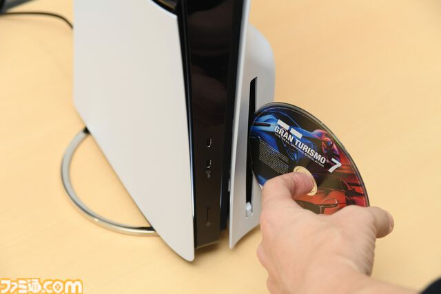 PS5 Pro実機が来たぞ！ 従来のPS5本体と比べてサイズ感やデザインはどう変わった？ 開封しながら見た目をチェック。ディスクドライブの取り付け・換装方法も紹介