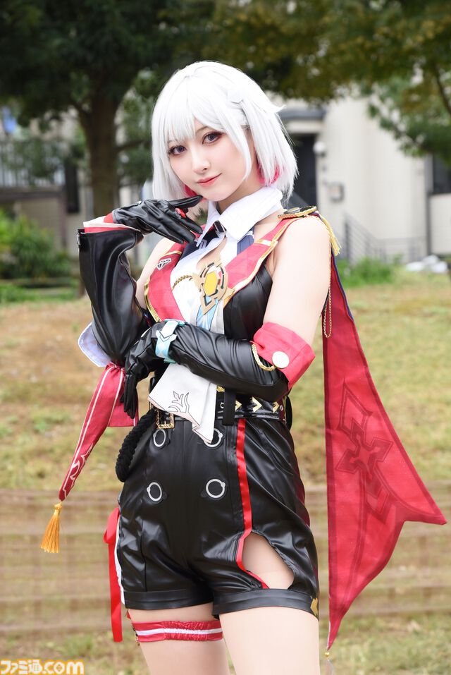 【コスプレ】『ドラクエ3リメイク』勇者、武闘家、遊び人、賢者が池袋に集結！ 『NIKKE』『ブルアカ』レイヤーたちも駆けつけた“池ハロ2024”リポート