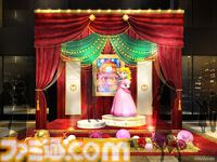 『スーパーマリオ』の豪華なオブジェを展開するコラボ企画が東京・丸の内エリアにて本日（11/14）開催。マリオがハテナブロックを叩く高さ約13mの巨大オブジェは圧巻