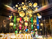 『スーパーマリオ』の豪華なオブジェを展開するコラボ企画が東京・丸の内エリアにて本日（11/14）開催。マリオがハテナブロックを叩く高さ約13mの巨大オブジェは圧巻