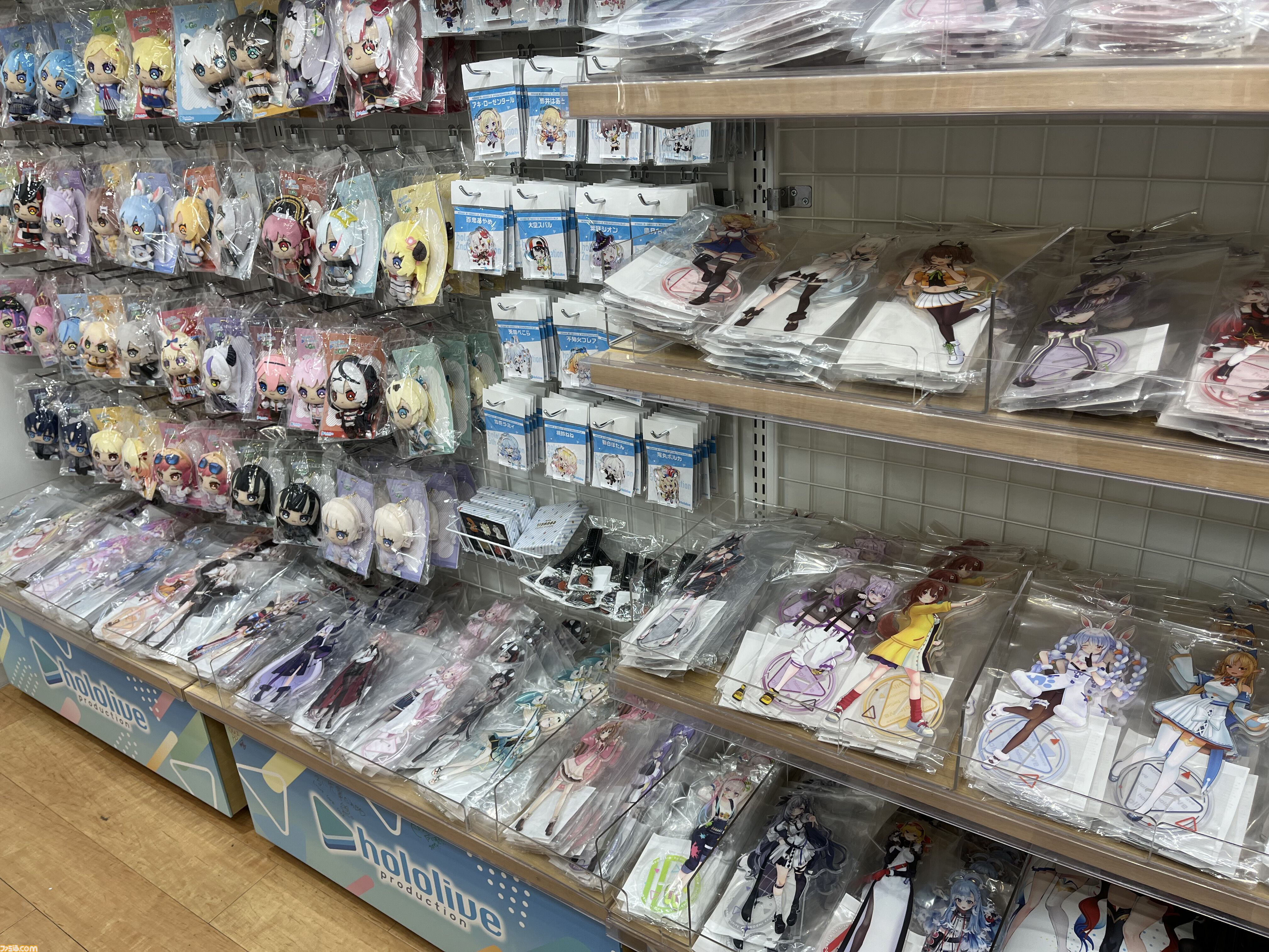 ホロライブ 東京駅 シオリ・ノヴェラ アクリルスタンド カード バッジ