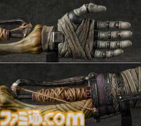 『SEKIRO』隻腕の狼が装備する義手が1/2スケールレプリカで登場。指先まで動くフル稼働仕様に加え、コンセプトアート通りの分解も可能