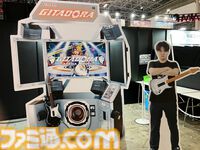 『ギタドラ』新筐体はトリプルモニターとスピーカー7個でド迫力の演奏に。キャラクターとのセッション演出にイカす【アミューズメント エキスポ 2024】
