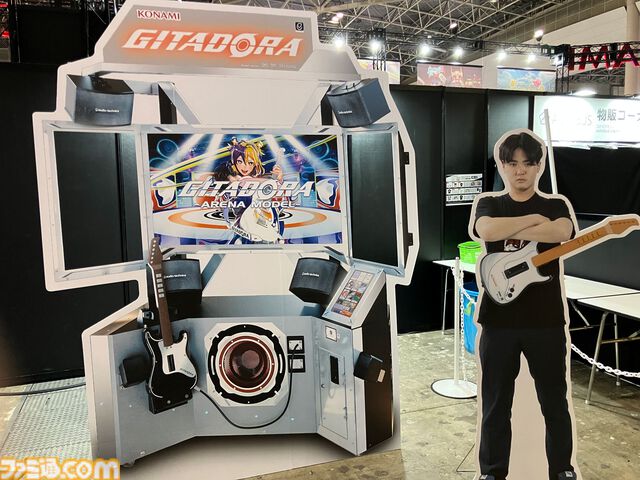 『ギタドラ』新筐体はトリプルモニターとスピーカー7個でド迫力の演奏に。キャラクターとのセッション演出にイカす【アミューズメント エキスポ 2024】