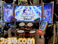 『ギタドラ』新筐体はトリプルモニターとスピーカー7個でド迫力の演奏に。キャラクターとのセッション演出にイカす【アミューズメント エキスポ 2024】