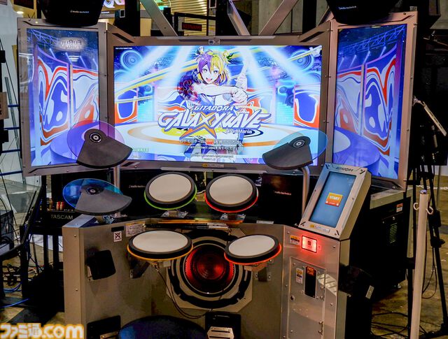 『ギタドラ』新筐体はトリプルモニターとスピーカー7個でド迫力の演奏に。キャラクターとのセッション演出にイカす【アミューズメント エキスポ 2024】