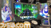 『ギタドラ』新筐体はトリプルモニターとスピーカー7個でド迫力の演奏に。キャラクターとのセッション演出にイカす【アミューズメント エキスポ 2024】