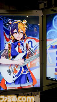 『ギタドラ』新筐体はトリプルモニターとスピーカー7個でド迫力の演奏に。キャラクターとのセッション演出にイカす【アミューズメント エキスポ 2024】
