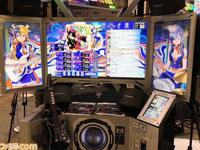 『ギタドラ』新筐体はトリプルモニターとスピーカー7個でド迫力の演奏に。キャラクターとのセッション演出にイカす【アミューズメント エキスポ 2024】