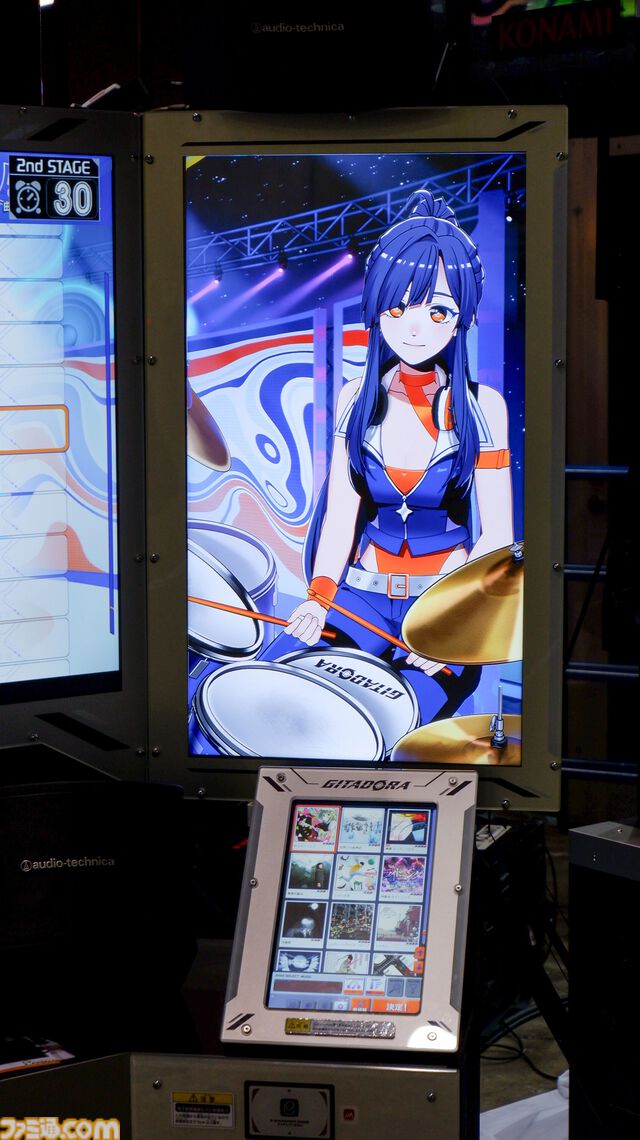 『ギタドラ』新筐体はトリプルモニターとスピーカー7個でド迫力の演奏に。キャラクターとのセッション演出にイカす【アミューズメント エキスポ 2024】