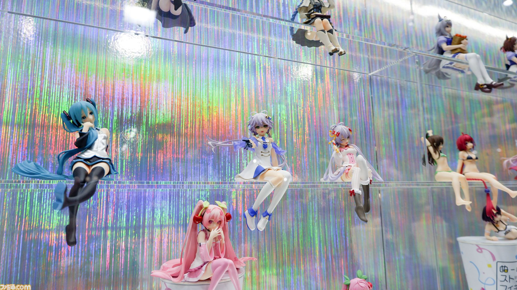 ぬーどるストッパーは水着の美少女から世紀末覇者まで網羅する。生活に