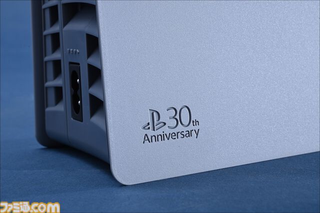 プレステ30周年記念モデルPS5Pro開封リポ。初代PSの配色や限定ロゴがカッコよすぎる、アクセサリーや化粧箱へのこだわりもスゴい