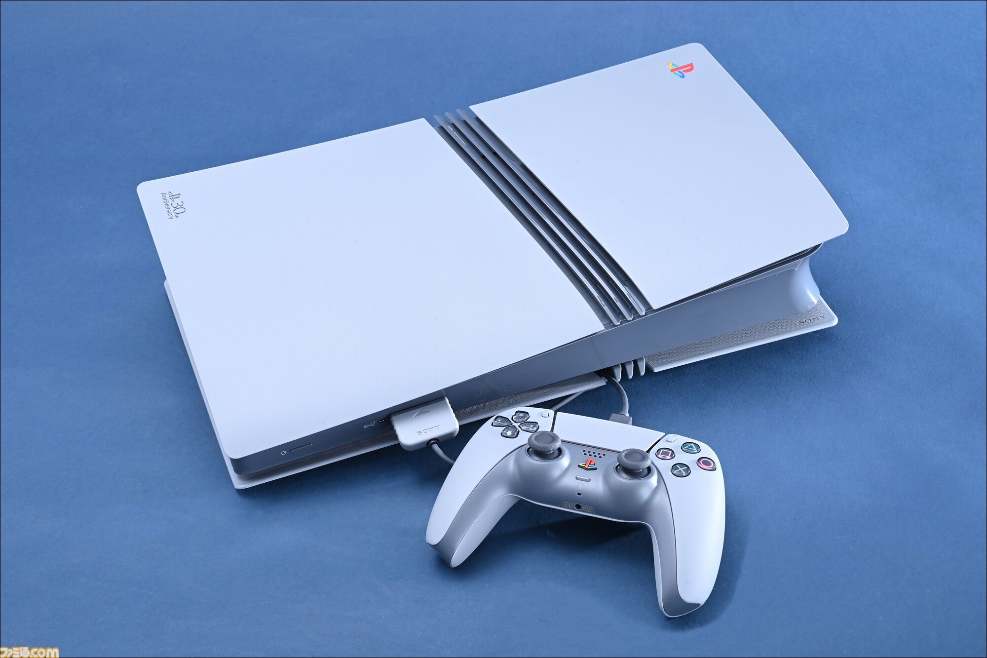 プレステ30周年記念モデルPS5Pro開封リポ。初代PSの配色や限定ロゴがカッコよすぎる、アクセサリーや化粧箱へのこだわりもスゴい