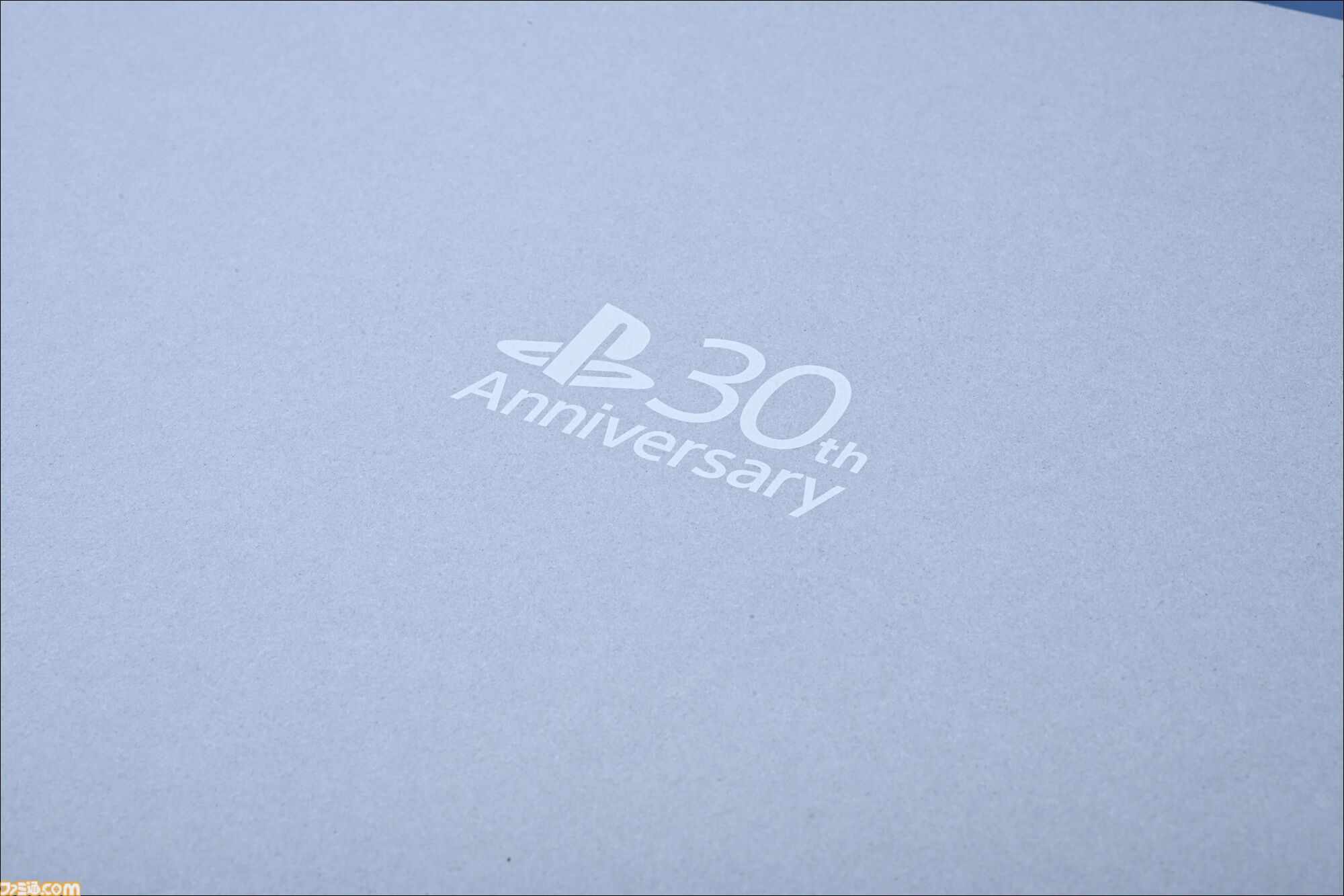 プレステ30周年記念モデルPS5Pro開封リポ。初代PSの配色や限定ロゴがカッコよすぎる、アクセサリーや化粧箱へのこだわりもスゴい